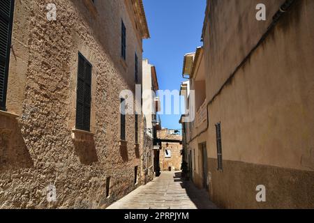 Allée dans la vieille ville d'Alcudia sur Majorque Banque D'Images