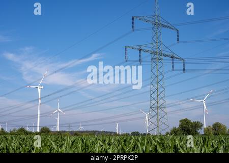 Pylônes d'électricité, lignes électriques et éoliennes vus en Allemagne Banque D'Images