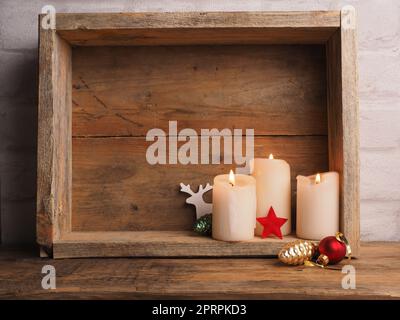 Bougies de l'AVENT dans une boîte en bois avec décoration de Noël Banque D'Images