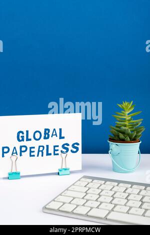 Affichage conceptuel Global Paperlessing pour les méthodes technologiques comme le courrier électronique au lieu de papier. Présentation de l'entreprise pour les méthodes technologiques telles que l'e-mail au lieu du papier Banque D'Images