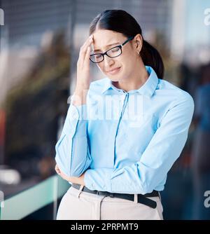 Le stress, la dépression et les pleurs d'une femme d'affaires se sentant submergée, fatiguée et triste sous pression et luttant avec la santé mentale à l'extérieur. Échec, erreur et anxiété après avoir été congédié Banque D'Images