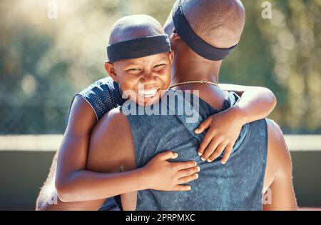 Père noir, enfant ou hug sur le terrain de basket-ball dans le jeu sportif, le match gagnant et le succès dans l'entraînement, l'entraînement et l'exercice. Sourire portrait de heureux, comique et wow enfant avec l'homme dans le travail d'équipe de lien de forme physique Banque D'Images