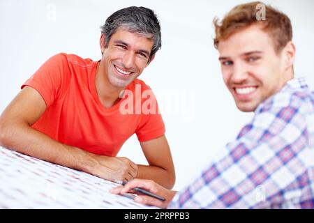 Deux photographes souriants. Portrait de deux photographes qui vous regardent et sourient. Banque D'Images