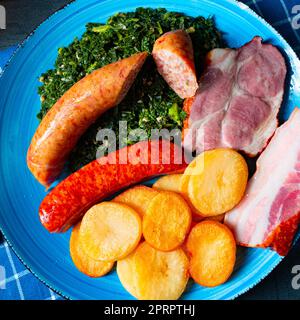 Délicieux chou vert oldenburger avec saucisse de Pinkel Banque D'Images