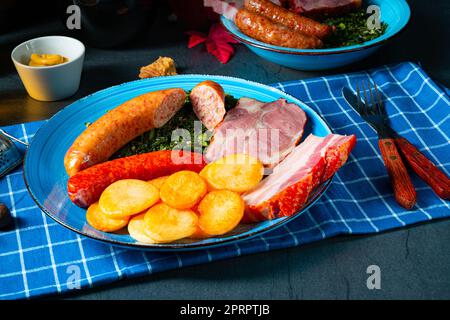 Délicieux chou vert oldenburger avec saucisse de Pinkel Banque D'Images