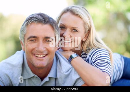 Romantisme inspiré par la beauté natures. Portrait court d'un couple affectueux et mature dans le parc Banque D'Images