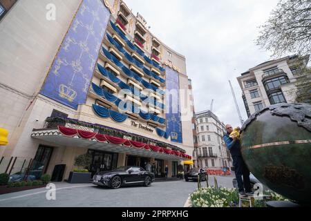 Londres, Royaume-Uni. 27 avril 2023. L'hôtel Dorchester de Mayfair Londres est décoré pour célébrer le couronnement du roi Charles III et de la reine Camilla consort à l'abbaye de Westminster le 06 mai crédit: amer ghazzal/Alamy Live News Banque D'Images
