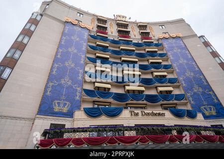 Londres, Royaume-Uni. 27 avril 2023. L'hôtel Dorchester de Mayfair Londres est décoré pour célébrer le couronnement du roi Charles III et de la reine Camilla consort à l'abbaye de Westminster le 06 mai crédit: amer ghazzal/Alamy Live News Banque D'Images