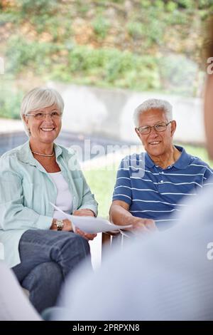 Ciel bleu devant vous. Photo en gros plan d'une réunion avec un conseiller financier avec un couple senior à leur domicile. Banque D'Images