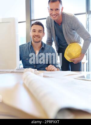 Mettons vos plans en production. Portrait de deux beaux architectes travaillant ensemble dans leur bureau Banque D'Images