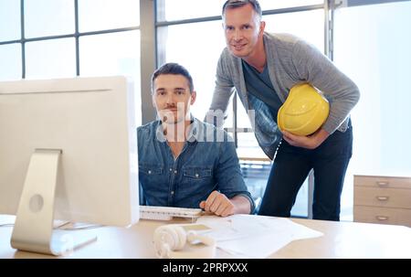 Architectes accomplis. Portrait de deux beaux architectes travaillant ensemble dans leur bureau Banque D'Images