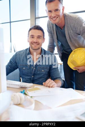 Votre vision est notre mission. Portrait de deux beaux architectes travaillant ensemble dans leur bureau Banque D'Images