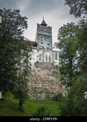 La forteresse médiévale de Bran connue sous le nom de château Dracula en Transylvanie, Roumanie. Bastion historique de style saxon au cœur des montagnes carpathes Banque D'Images