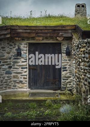 Une maison de hobbit caché partie souterraine du château de Clay de la vallée des Fairies, un complexe touristique en Transylvanie, Roumanie Banque D'Images