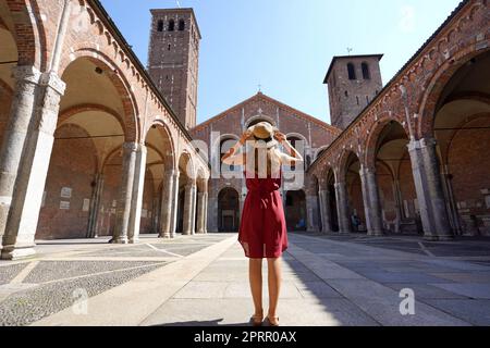 Tourisme en Italie. Pleine longueur de fille regardant la basilique Saint Ambrose à Milan, Italie. Banque D'Images