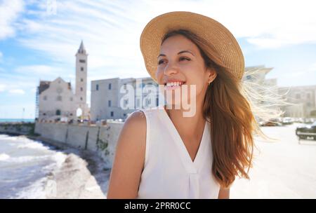 Vacances en Italie. Portrait d'une femme souriante et détendue sur le front de mer de Trani, Apulia, Italie. Banque D'Images