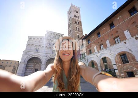 Belle fille de voyageur prend photo selfie à Lucca, Toscane, Italie Banque D'Images