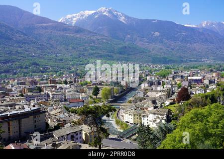 Vue aérienne de la ville de Sondrio dans la vallée de Valtellina, en Lombardie, Italie Banque D'Images