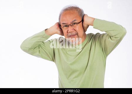 Portrait d'un vieil homme âgé avec des lunettes triste couvrant les oreilles avec les doigts mains Banque D'Images