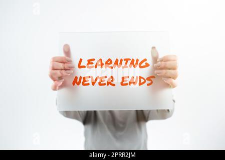 Légende conceptuelle l'apprentissage ne se termine jamais. Concept d'affaires durée de vie éducation et bien-être opportunités Banque D'Images