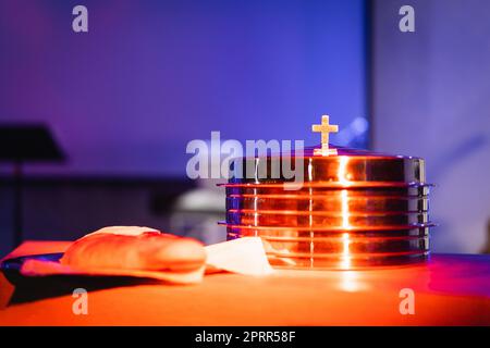 Le processus de briser le pain dans l'église moderne. Banque D'Images