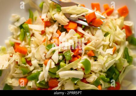 Salade verte fraîche mélangée. Un style alimentaire sain et végétarien Banque D'Images