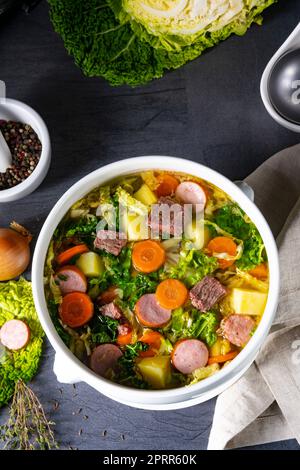 délicieuse soupe de chou de savoie dans un vase blanc Banque D'Images