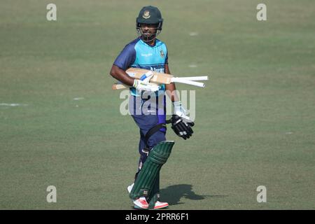 Munim Shahria pendant la séance de pratique de l'équipe nationale de cricket du Bangladesh, au stade Zahur Ahmed Chowdhury, Sagorika, Chattograme, Bangladesh Banque D'Images