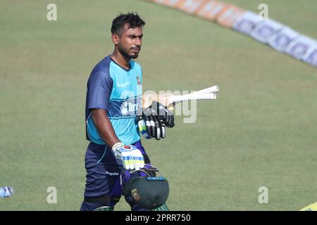 Munim Shahria pendant la séance de pratique de l'équipe nationale de cricket du Bangladesh, au stade Zahur Ahmed Chowdhury, Sagorika, Chattograme, Bangladesh Banque D'Images