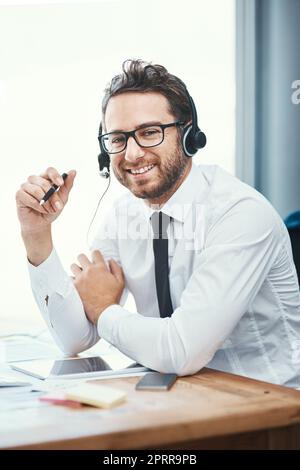 Je représente un service client fiable. Portrait d'un agent de centre d'appels travaillant dans un bureau Banque D'Images