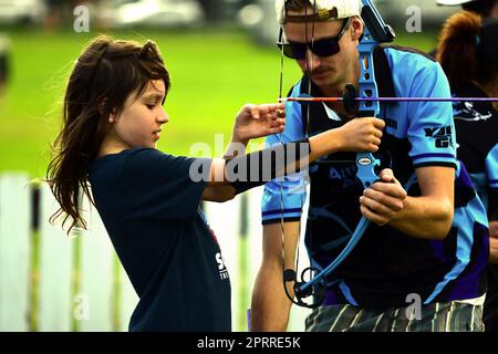 Auckland, Nouvelle-Zélande - mars 2023. Amateurs d'arches pratiquant dans un parc public. Banque D'Images