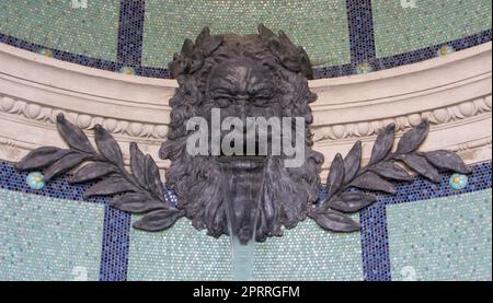 Fontaine dans le bâtiment du jardin du Château Bazar. Budapest. Hongrie. Photo d'arrière-plan de haute qualité gros plan Banque D'Images