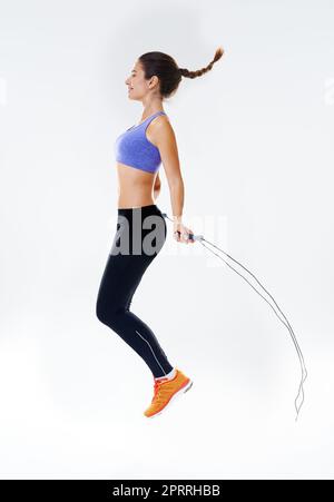 Faire de la sueur. Photo en studio d'une jeune femme attirante qui s'y forme. Banque D'Images