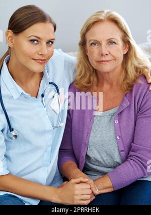 Je ne veux pas garder ce médecin loin. Portrait d'une jeune infirmière soutenant sa patiente Banque D'Images