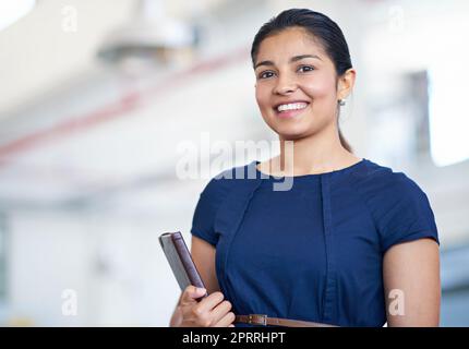 Je suis toujours prêt à prendre des notes. Portrait d'une jeune femme d'affaires attirante tenant son journal tout en se tenant dans un bureau. Banque D'Images