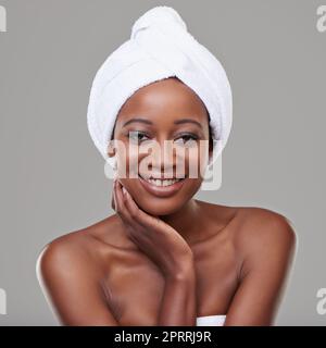 Shes absolument impeccable. Photo de beauté d'une jeune femme avec une serviette autour de sa tête posant en studio. Banque D'Images