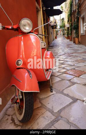Corfou, Grèce - 11 septembre 2022: Vespa scooter sur la rue de Corfou Grèce Banque D'Images