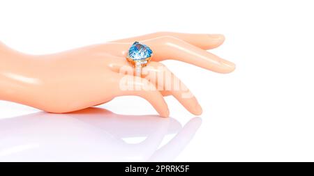 Coupe concave bleu suisse Topaz et bague diamant sur main femelle en plastique mannequin. Collection d'accessoires en pierres précieuses naturelles. Prise de vue en studio Banque D'Images