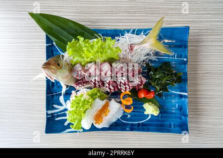 AJI Sashimi, chinchard coupé en tranches fraîches servi avec Ika et saumon Roe décoré de laitue verte et de radis déchiquetés. Buffet de cuisine japonaise. Banque D'Images