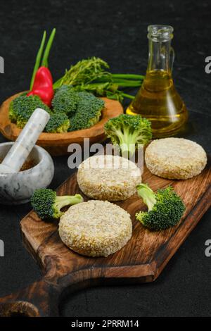 Escalopes de poulet maison semi-finies au brocoli Banque D'Images