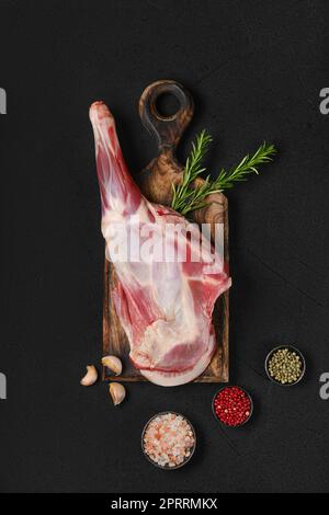 Vue en hauteur de l'agneau cru coupe courte, sirloin sur bois coupé en rondins Banque D'Images