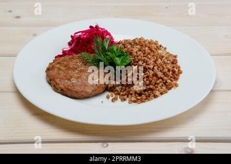 Partie de boeuf frites escalope, bouillie de sarrasin et chou rouge mariné Banque D'Images