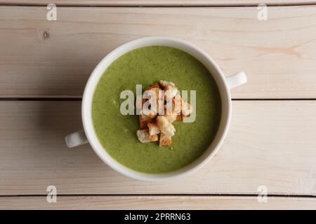 Assiette de soupe aux pois purée avec des craquelins Banque D'Images