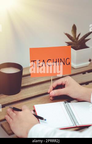 Enseigne à écriture manuscrite enseignement. Internet concept Loi de donner de l'information, expliquant un sujet à une personne Banque D'Images