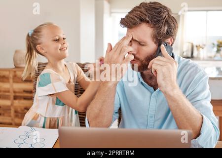 Stress, maux de tête et père lors d'un appel téléphonique avec un enfant et travaillant à domicile ou à distance. Anxiété, déprimé ou stressé papa indépendant, homme d'affaires de l'épuisement essayant de gérer l'équilibre de vie de travail avec l'enfant Banque D'Images