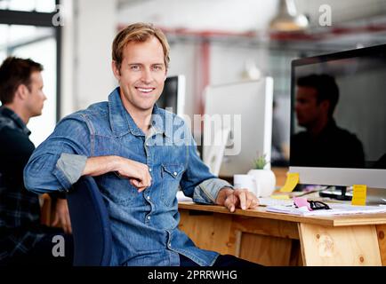 Je conçoivent mon propre succès. Portrait d'un designer assis à son bureau dans un bureau. Banque D'Images