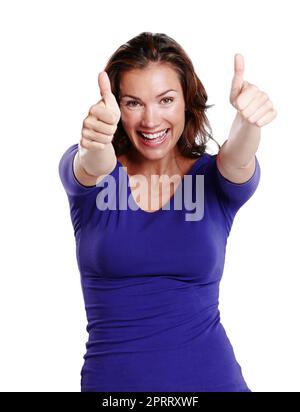 Allez-y. Portrait en studio d'une femme âgée attrayante souriant à l'appareil photo et montrant deux pouces vers le haut. Banque D'Images