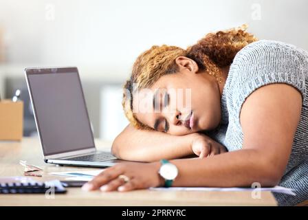 Femme d'affaires stressante, surburnout et dormant dans un bureau, un lieu de travail et un bureau modernes. Fatigué, paresseux et frustré employé, travailleur et personne noire en sieste pour la dépression, les délais et la santé mentale échouent Banque D'Images