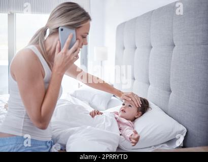 Appel téléphonique, malade et enfant au lit avec la mère sensation de fièvre avec la main sur le front avec inquiétude, soin et amour. .Famille, médical et le stress avec la mère de vérifier la santé sur la tête de bébé filles pour le virus Banque D'Images