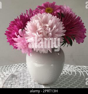 Les fleurs sont toujours un cadeau digne pour un anniversaire, un mariage, comme un cadeau invité pour la dame de la maison ou sur une carte de fleur Banque D'Images